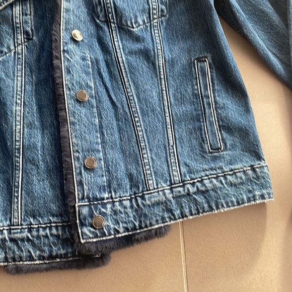 Good American the Luxe touch faux fur trim denim jacket - Picture 11 of 17
